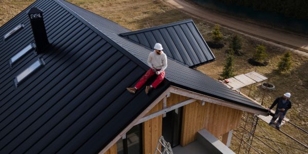 Comment installer des gouttières en aluminium laqué ?