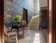 Créez une atmosphère spectaculaire dans votre escalier avec un papier peint panoramique