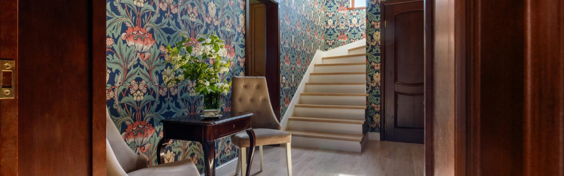 Créez une atmosphère spectaculaire dans votre escalier avec un papier peint panoramique