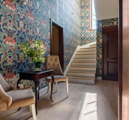 Créez une atmosphère spectaculaire dans votre escalier avec un papier peint panoramique