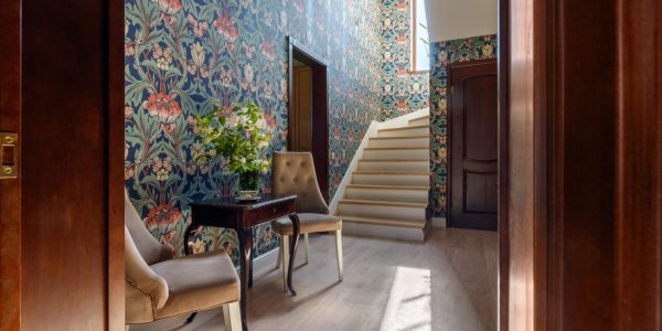 Créez une atmosphère spectaculaire dans votre escalier avec un papier peint panoramique