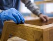 Comment bien préparer un meuble avant d'appliquer un vernis bois ?