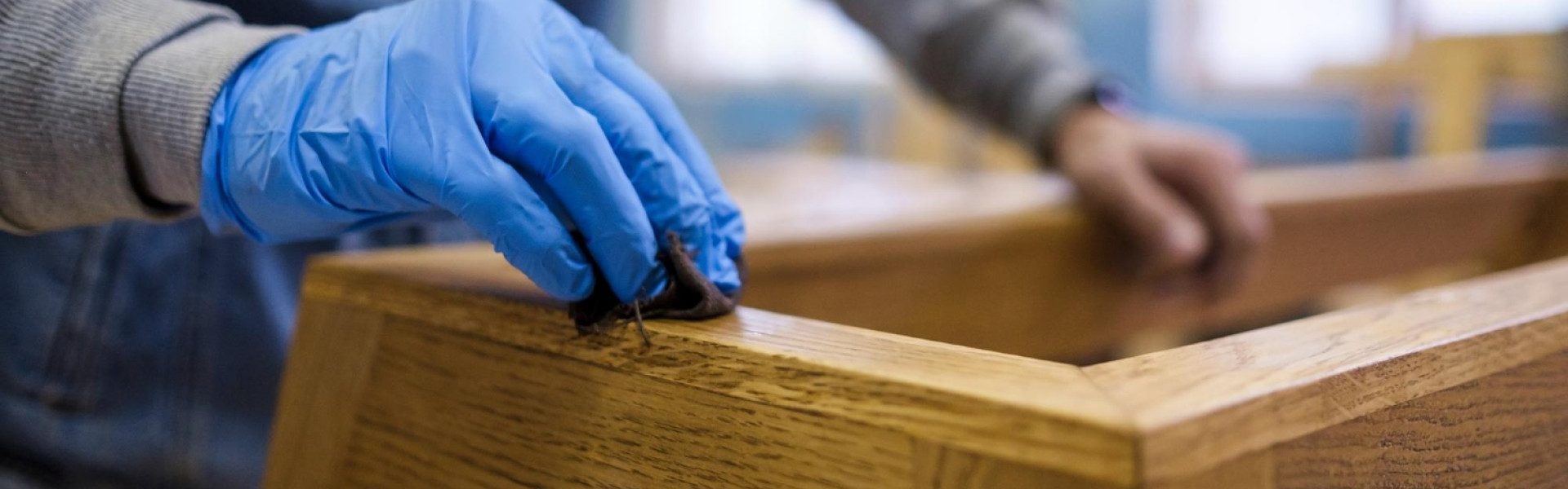 Comment bien préparer un meuble avant d'appliquer un vernis bois ?