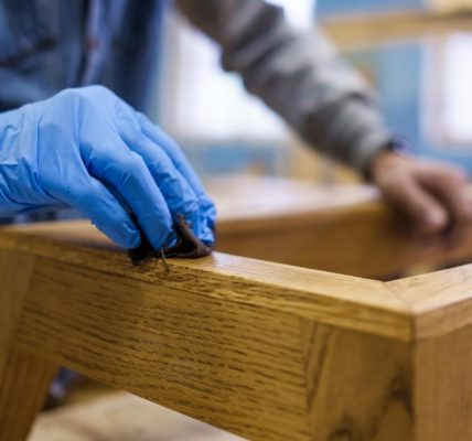 Comment bien préparer un meuble avant d'appliquer un vernis bois ?