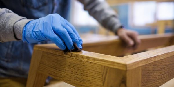 Comment bien préparer un meuble avant d'appliquer un vernis bois ?