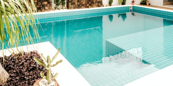 Pourquoi choisir un professionnel pour rénover une piscine polyester ?