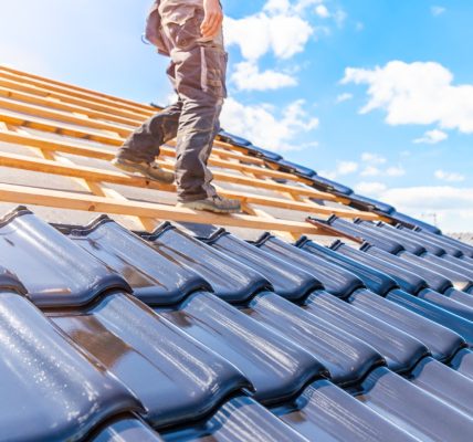 Travaux de toiture : quand et pourquoi faire appel à un couvreur professionnel ?