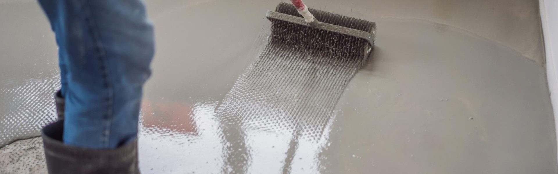 Chape liquide ou polyuréthane projeté : quelle solution choisir pour vos sols ?