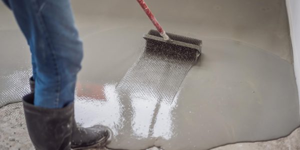 Chape liquide ou polyuréthane projeté : quelle solution choisir pour vos sols ?