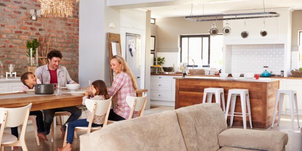 Trois raisons de créer une cuisine ouverte sur le salon