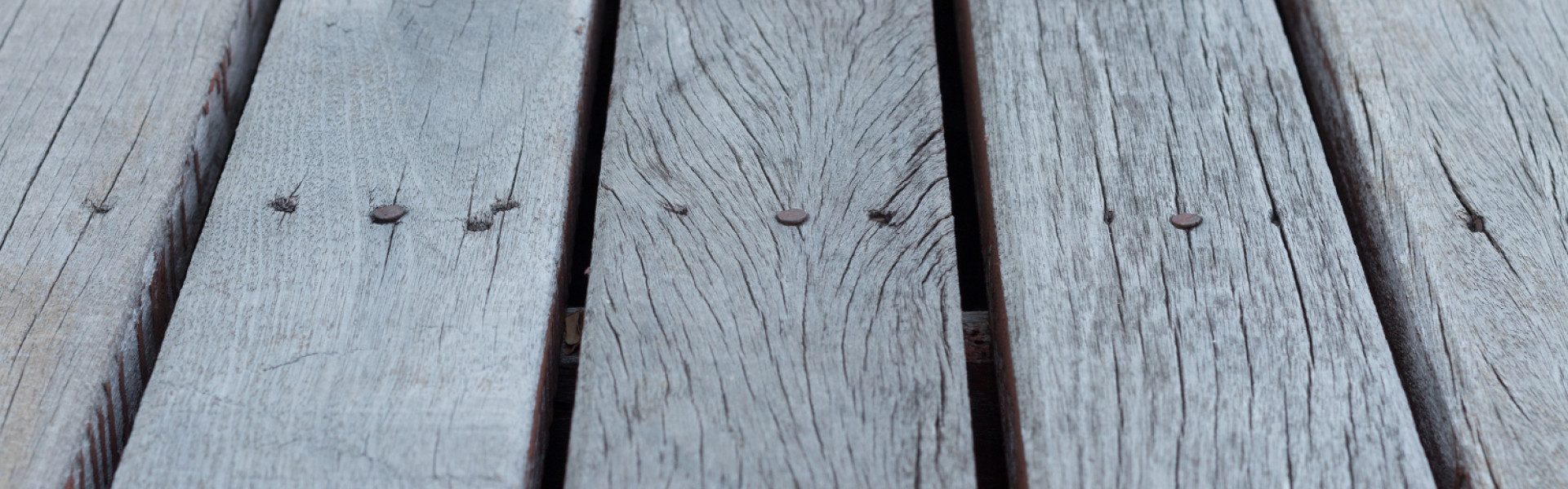 Dégriseurs pour bois : critères pour un traitement efficace et durable