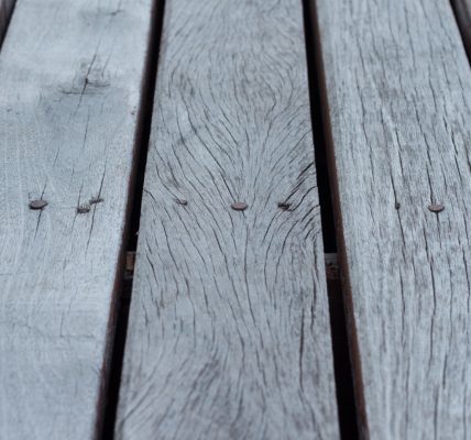 Dégriseurs pour bois : critères pour un traitement efficace et durable