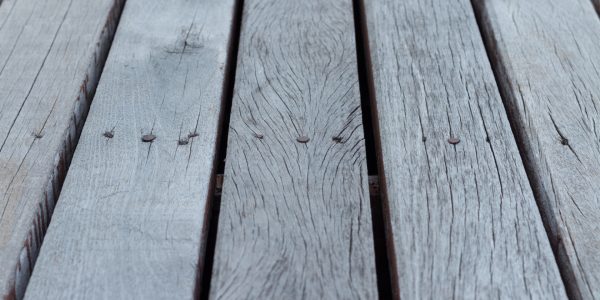 Dégriseurs pour bois : critères pour un traitement efficace et durable