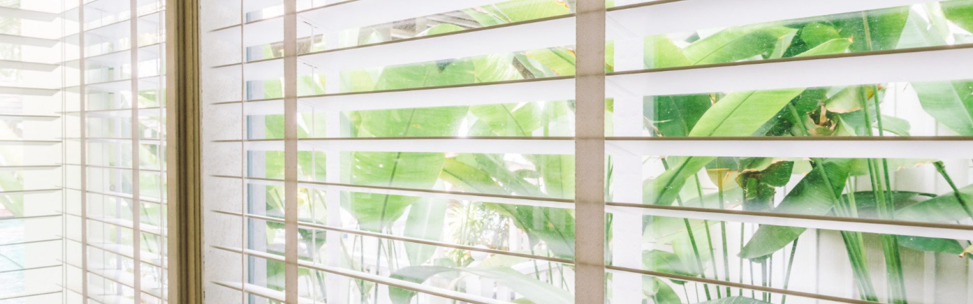 Store sur mesure ou store prêt-à-poser : comment faire le bon choix pour votre maison ?