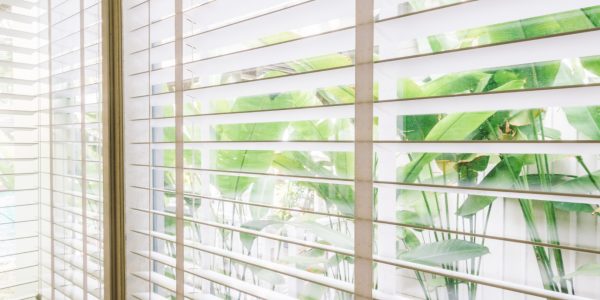 Store sur mesure ou store prêt-à-poser : comment faire le bon choix pour votre maison ?