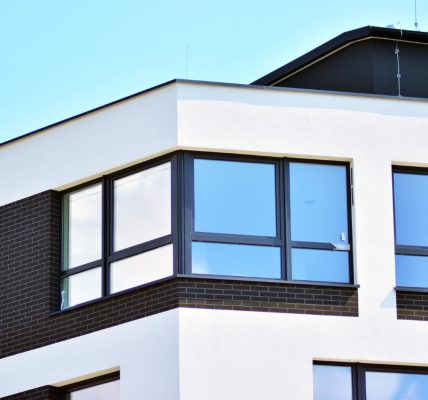 Fenêtre à battant ou coulissante : comment choisir selon vos pièces ?