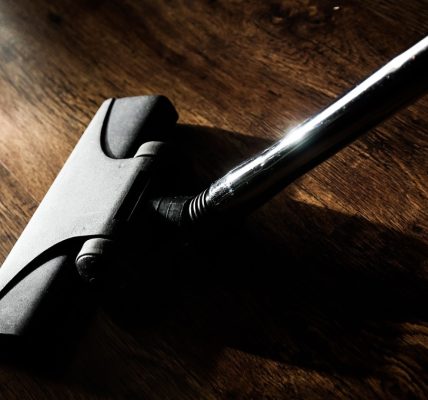 Faire appel à un service de ménage à domicile : ce qu'il faut savoir avant de se lancer
